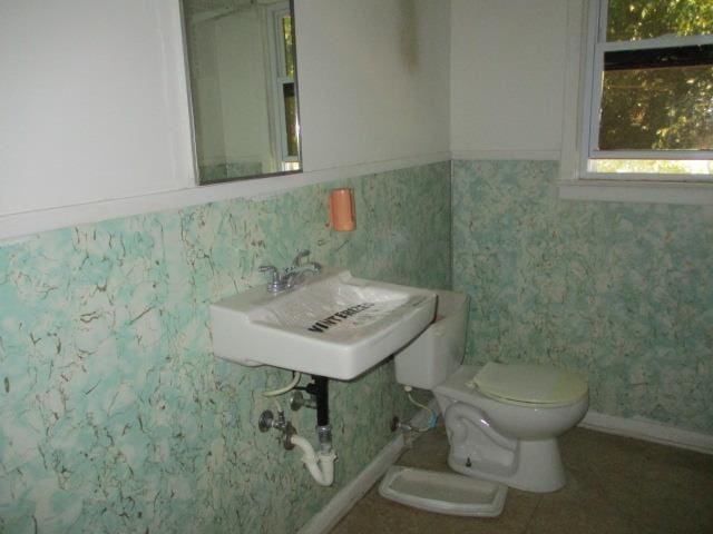 bathroom featuring sink and toilet