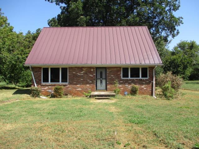 view of front of property featuring a front lawn