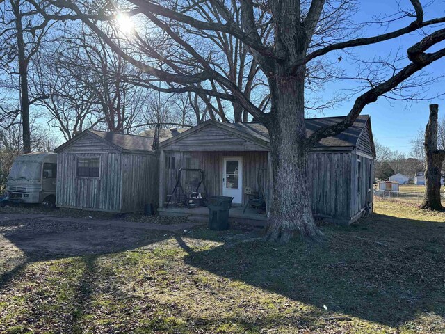 single story home featuring a front yard and covered porch