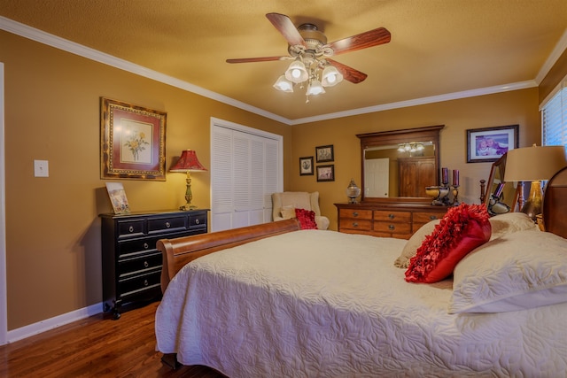 bedroom featuring a closet, a textured ceiling, ceiling fan, crown molding, and dark hardwood / wood-style floors