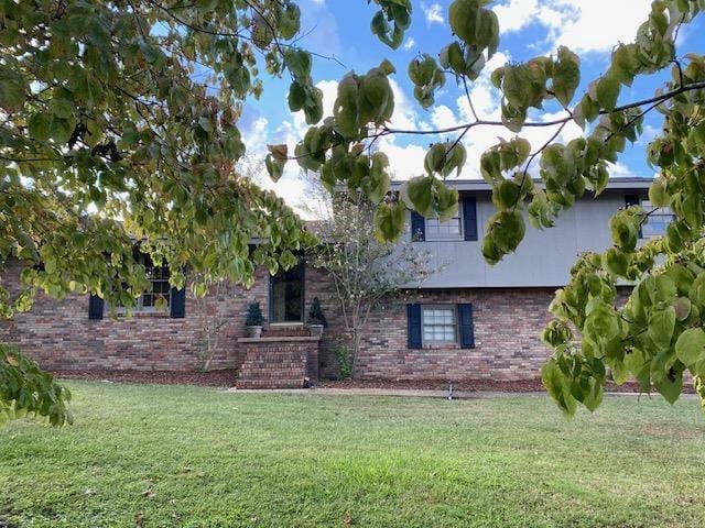 view of front facade with a front lawn