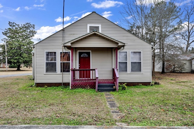 - bungalow featuring a front yard
