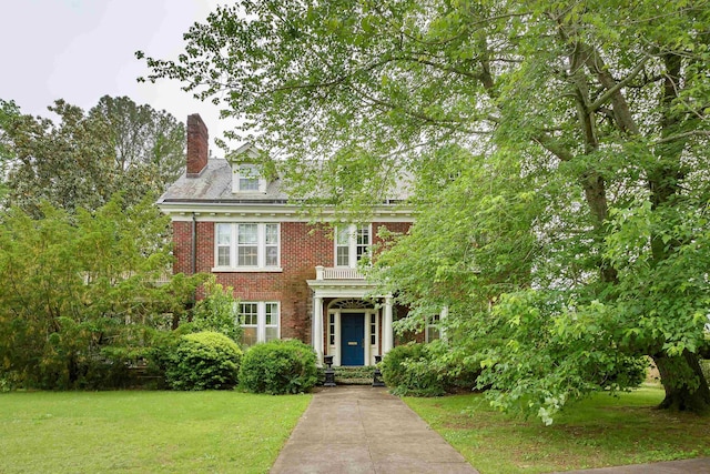 colonial inspired home with a front yard