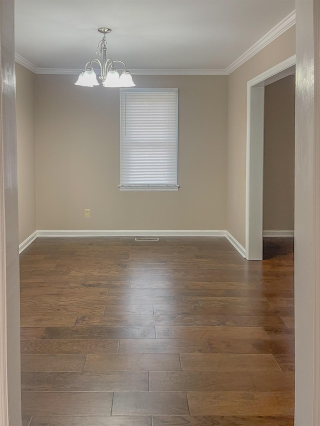 unfurnished room featuring dark hardwood / wood-style flooring, crown molding, and a notable chandelier