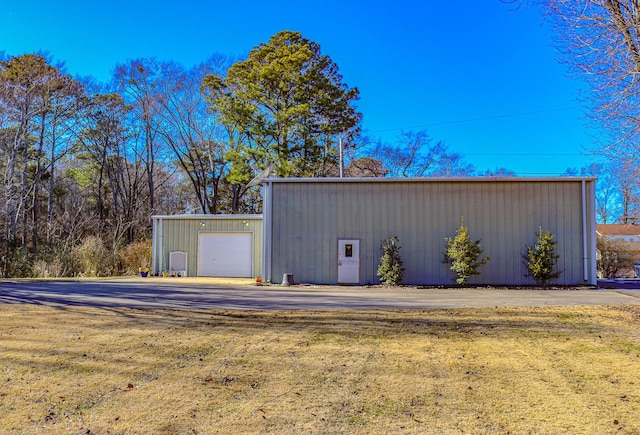 garage featuring a lawn