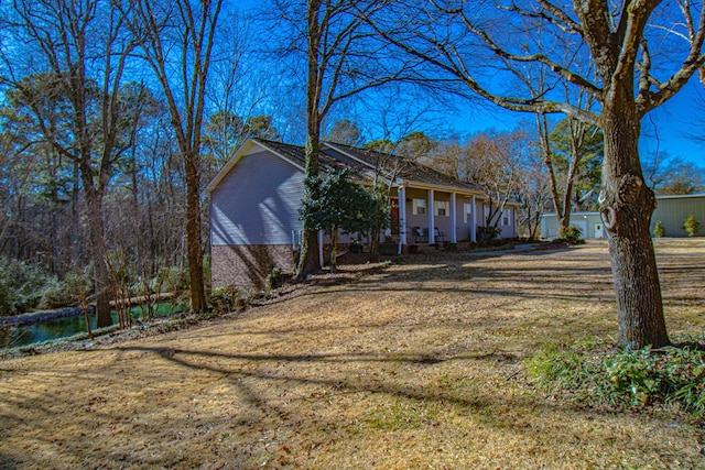 view of front of property featuring a front lawn