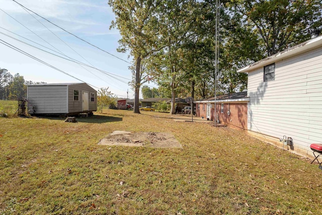 view of yard featuring a storage shed