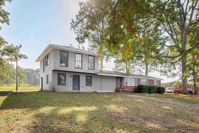 front of property with a front lawn