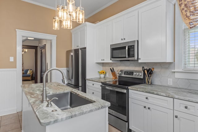 kitchen featuring a kitchen island with sink, stainless steel appliances, a notable chandelier, and a sink