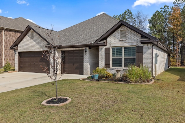 view of front facade featuring a front lawn and a garage