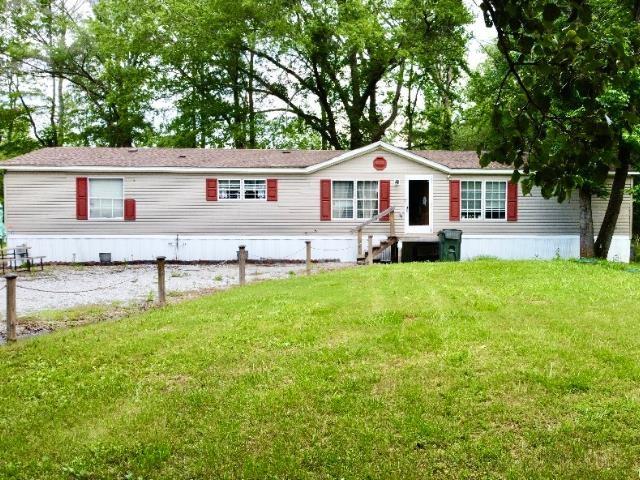 - manufactured / mobile home featuring a front lawn
