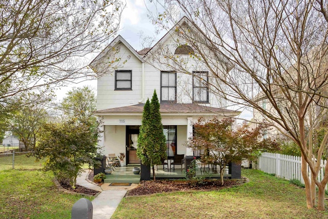 view of front facade featuring a porch and a front yard