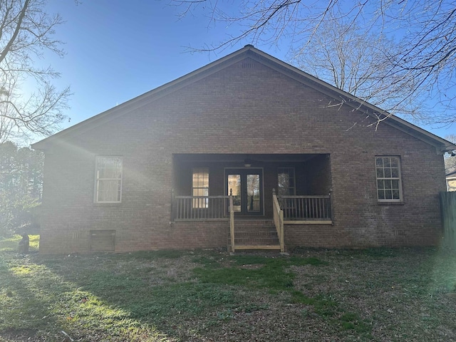 view of front of house with covered porch and a front lawn