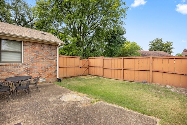 view of yard featuring a patio