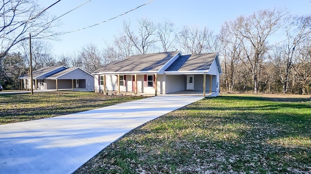 view of front facade featuring a porch and a front lawn