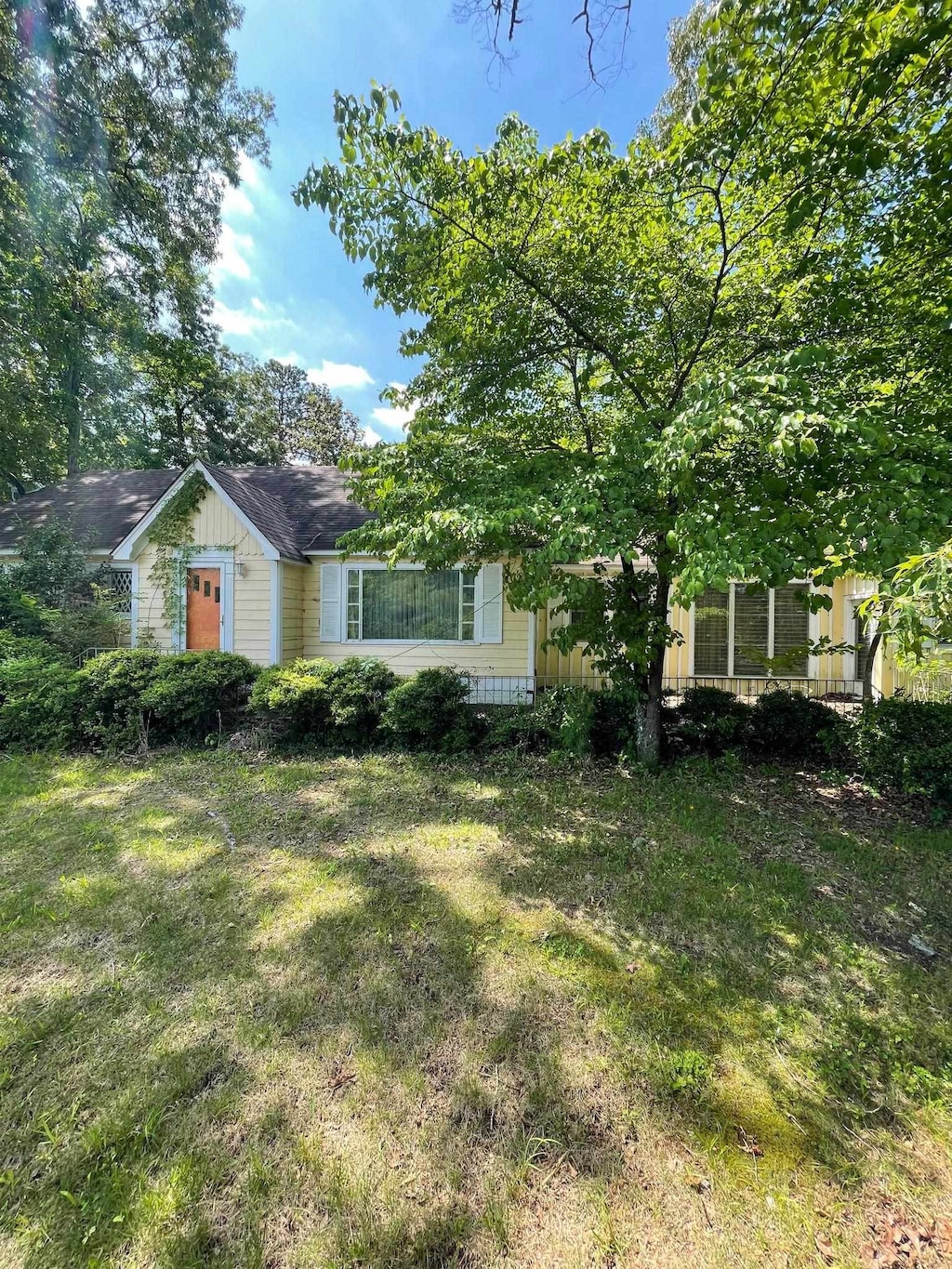 view of front facade with a front lawn