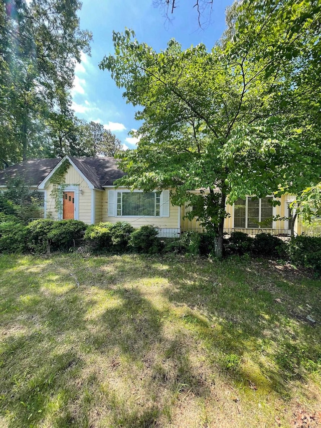 view of front facade with a front lawn