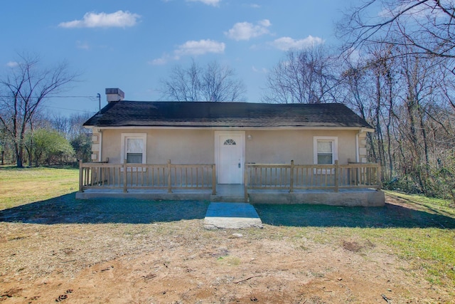 view of front facade featuring a front yard