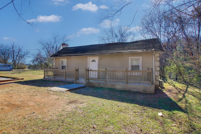 view of front of property featuring a front yard