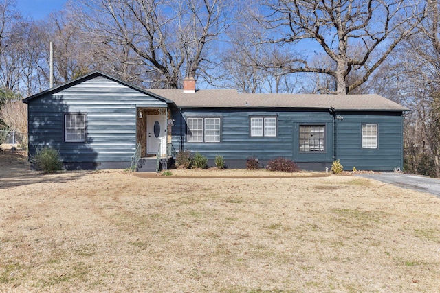 ranch-style house featuring a front yard