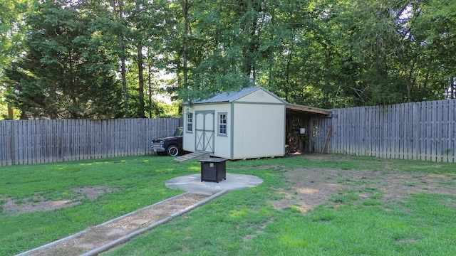 view of yard with a storage unit