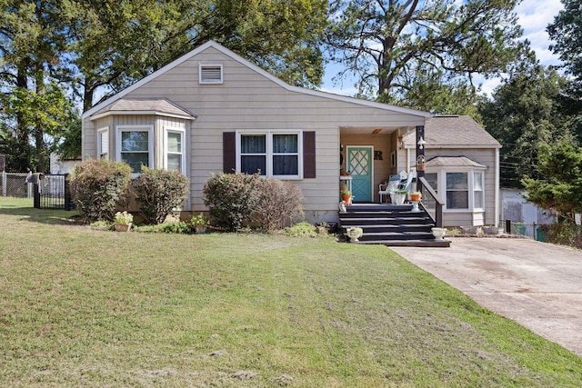 bungalow-style house featuring fence and a front lawn