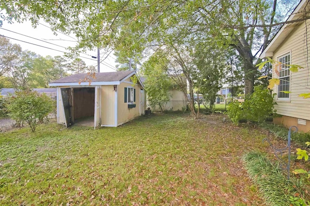 view of yard featuring a shed