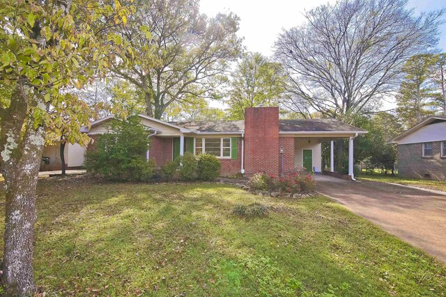 ranch-style house featuring a front lawn and a carport