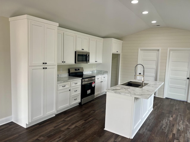 kitchen featuring appliances with stainless steel finishes, a kitchen island with sink, dark wood-type flooring, sink, and white cabinetry