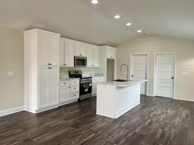 kitchen with lofted ceiling, a kitchen island with sink, dark wood-type flooring, sink, and appliances with stainless steel finishes