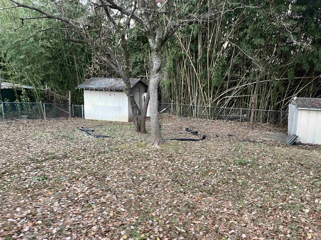 view of yard featuring a storage unit