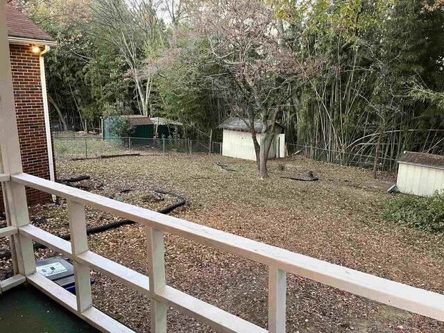 view of yard featuring a storage shed