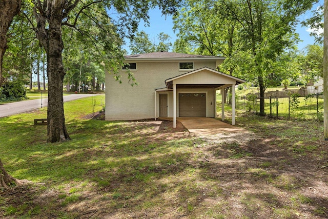 view of front facade featuring driveway