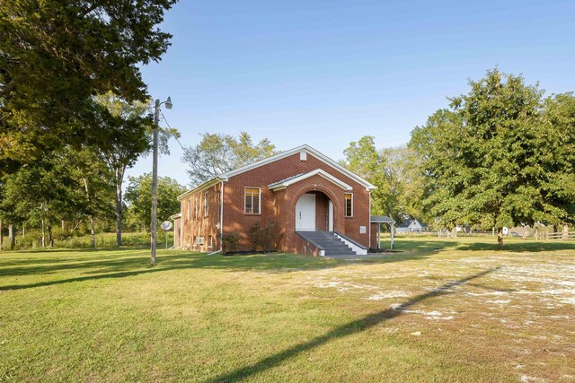 view of front of house with a front lawn