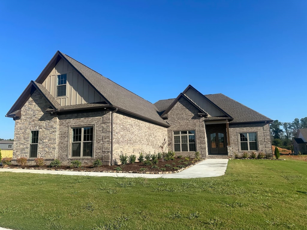 craftsman-style home featuring a front lawn