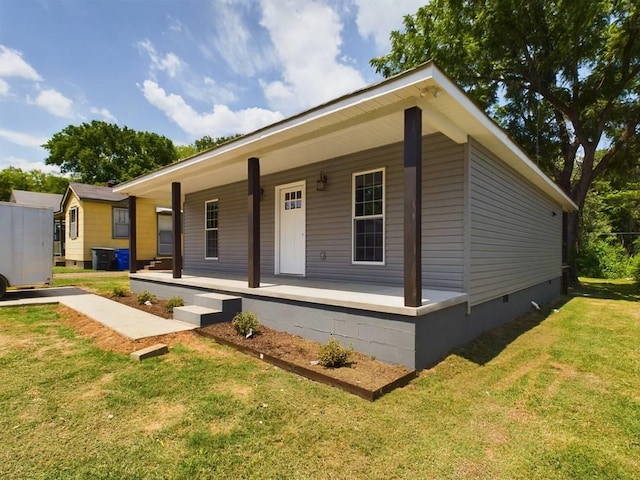 view of front facade with covered porch and a front lawn