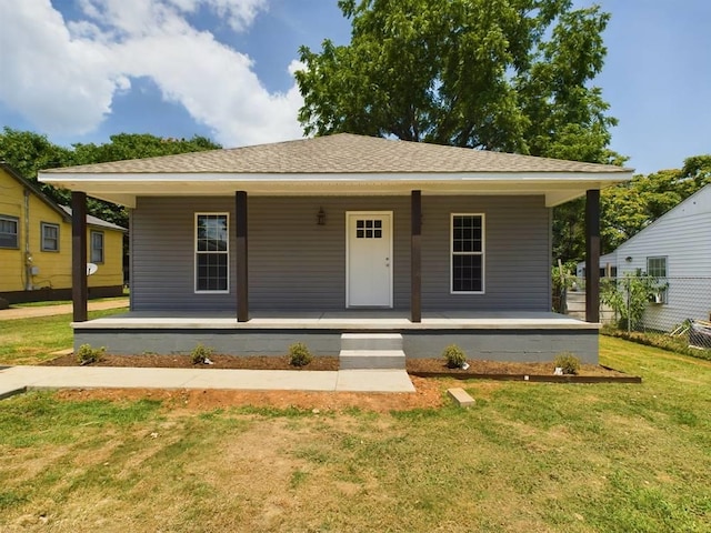 bungalow-style home featuring a front lawn and a porch