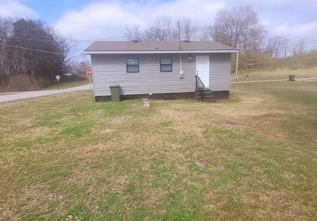 back of house featuring a lawn