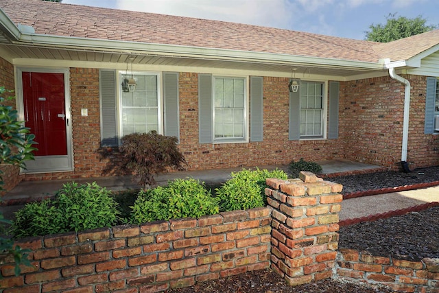 entrance to property featuring covered porch