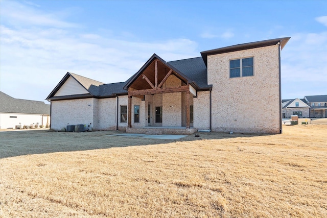 view of front of house featuring a front lawn