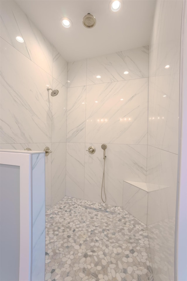 bathroom featuring tiled shower