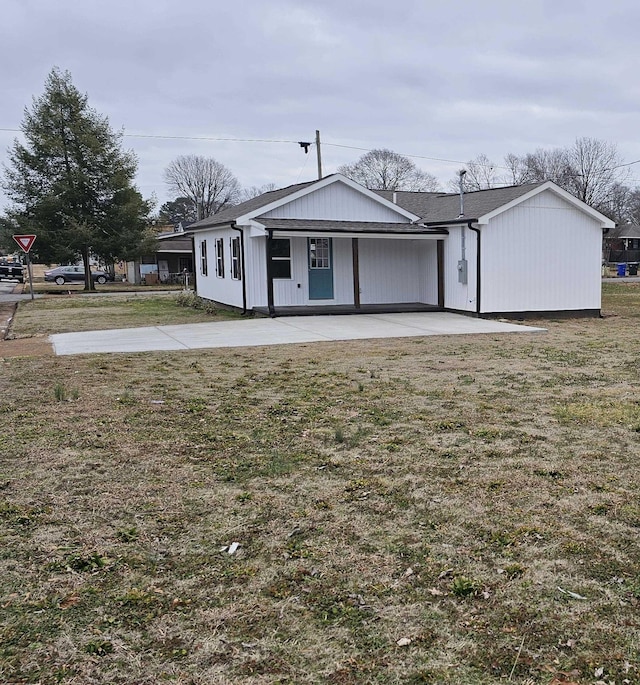 view of front of home featuring a front yard