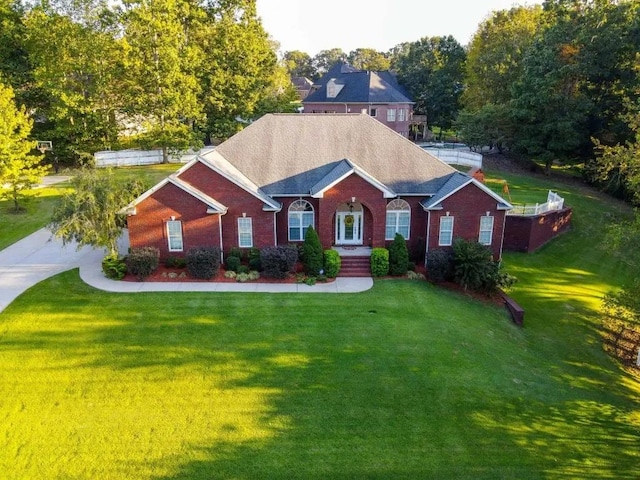 view of front of home featuring brick siding and a front yard