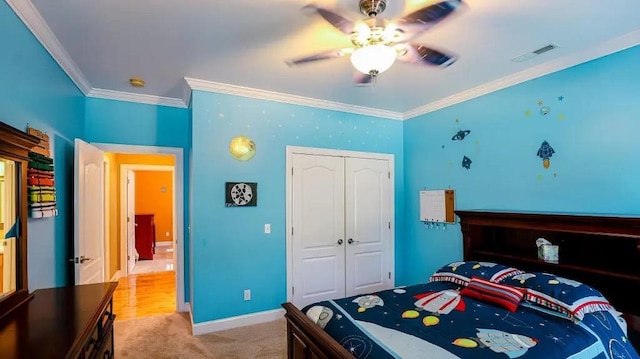 bedroom featuring baseboards, crown molding, visible vents, and a closet