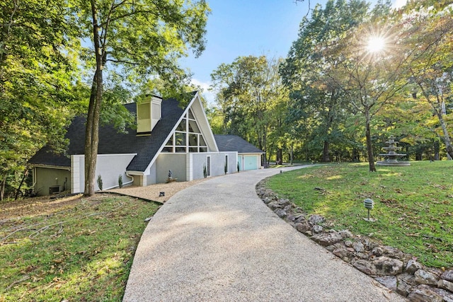 view of front of property featuring a front lawn