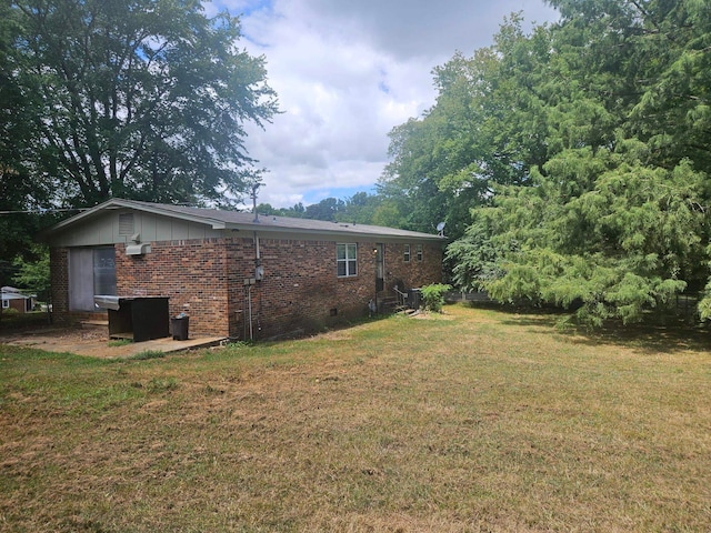 exterior space with a yard