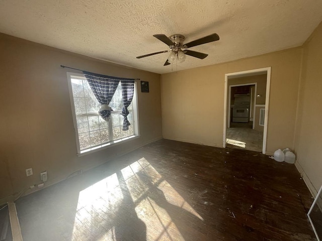 spare room featuring ceiling fan and a textured ceiling