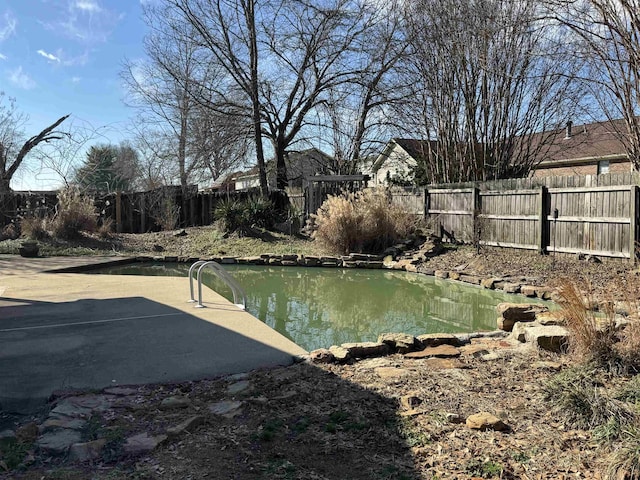 view of yard featuring fence and a fenced in pool