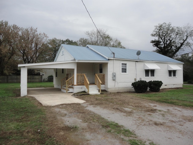 view of front facade with a front lawn and a carport