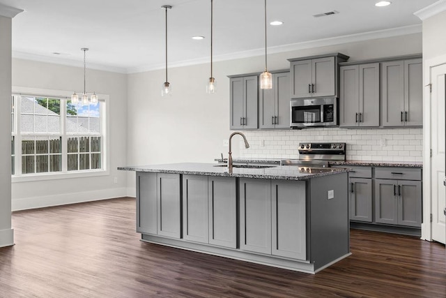 kitchen featuring sink, gray cabinetry, a kitchen island with sink, stainless steel appliances, and decorative light fixtures